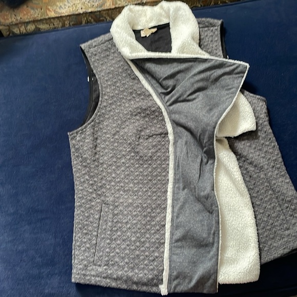 Hem & thread great vest with white fleece detailing. Size L. - Picture 2 of 6